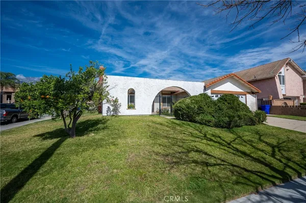 a view of a house with a backyard