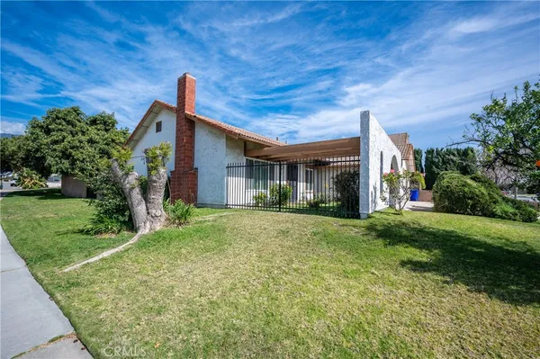 a view of a house with backyard and garden