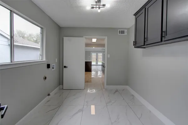 a view of empty room with window