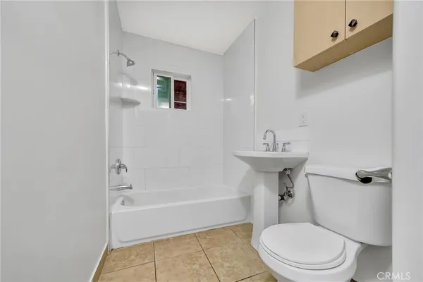 $2,200 | 14235 Sylvan Street, Van Nuys, CA 91401