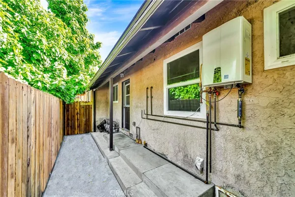 $2,200 | 14235 Sylvan Street, Van Nuys, CA 91401