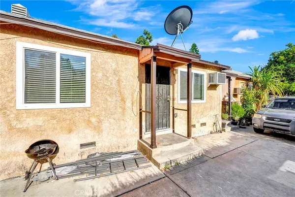$2,200 | 14235 Sylvan Street, Van Nuys, CA 91401