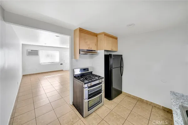 $2,200 | 14235 Sylvan Street, Van Nuys, CA 91401