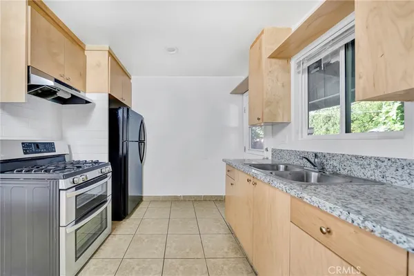 $2,200 | 14235 Sylvan Street, Van Nuys, CA 91401