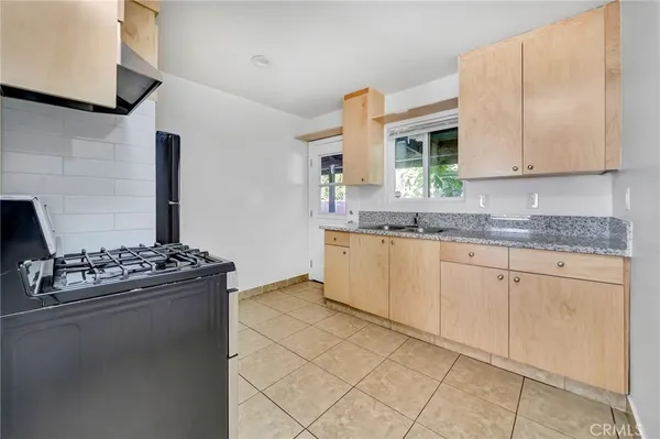 $2,200 | 14235 Sylvan Street, Van Nuys, CA 91401