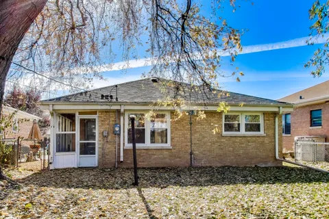 a view of a yard with fountain in front of the house