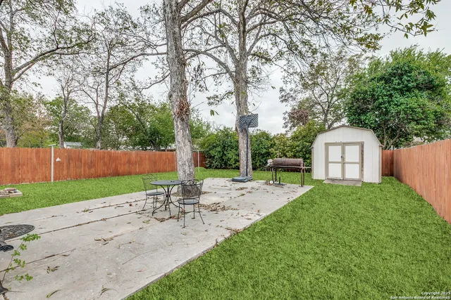 a view of backyard with a garden and trees
