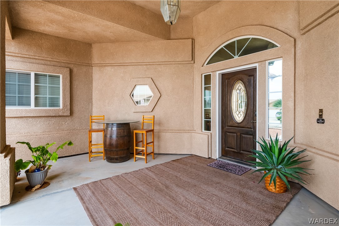 2898 Mountain Trail Road Kingman, AZ 86401 - Photo 39 of 75 a living room with furniture and a potted plant