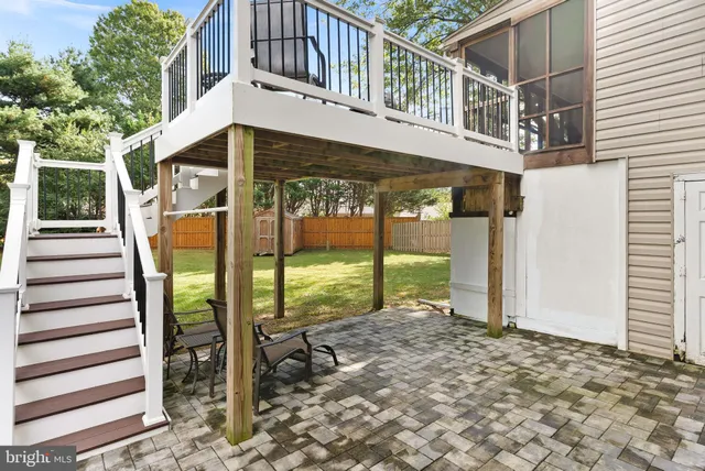 a view of a back yard