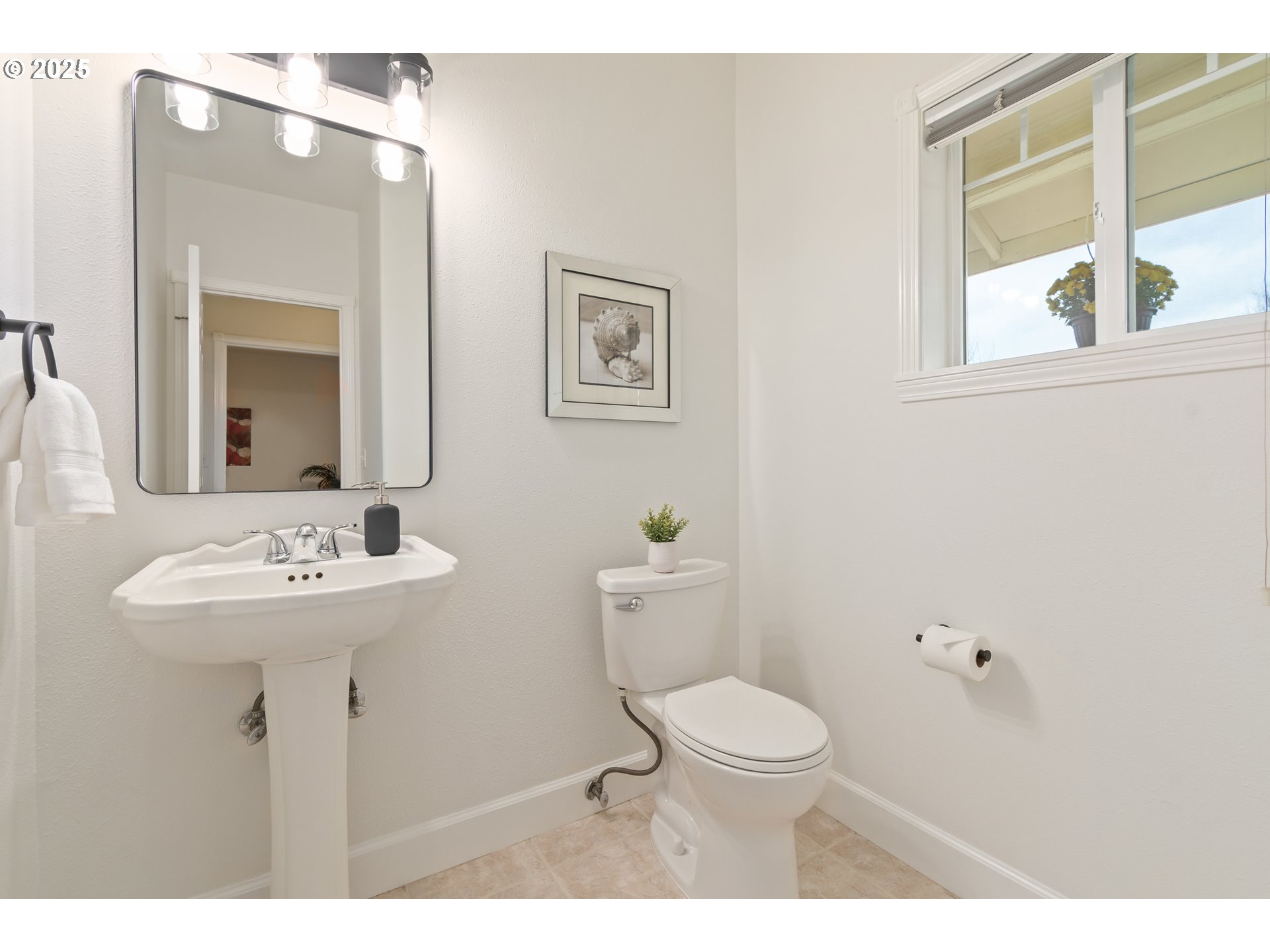 2360 Dale Avenue Eugene, OR 97408 - Photo 19 of 48 a bathroom with a toilet a sink and mirror