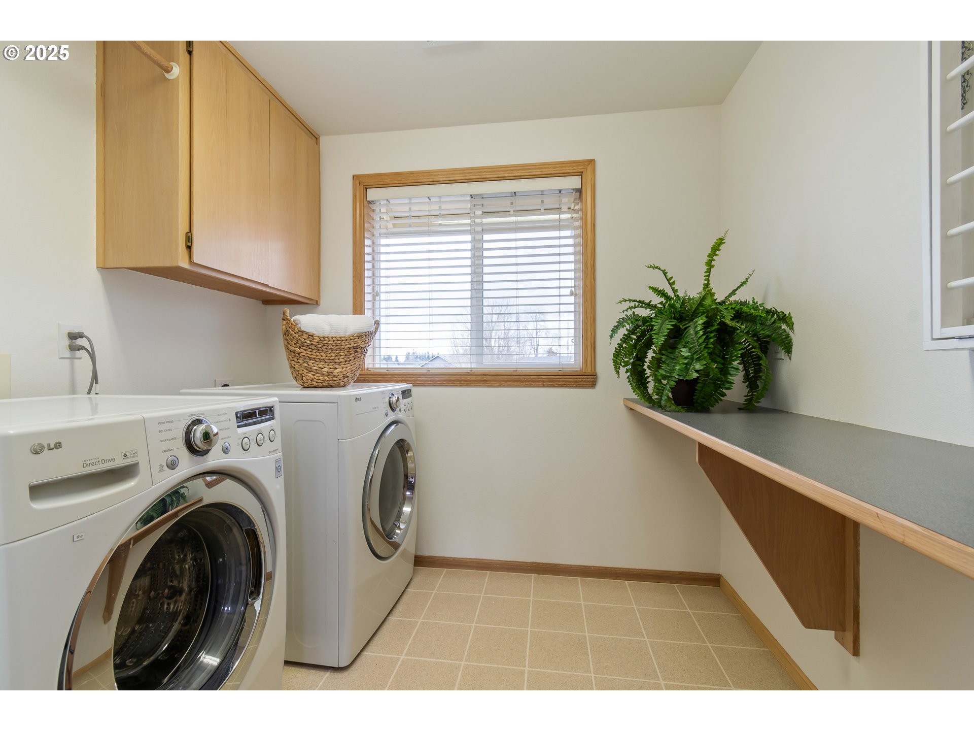 2360 Dale Avenue Eugene, OR 97408 - Photo 32 of 48 a utility room with dryer and washer