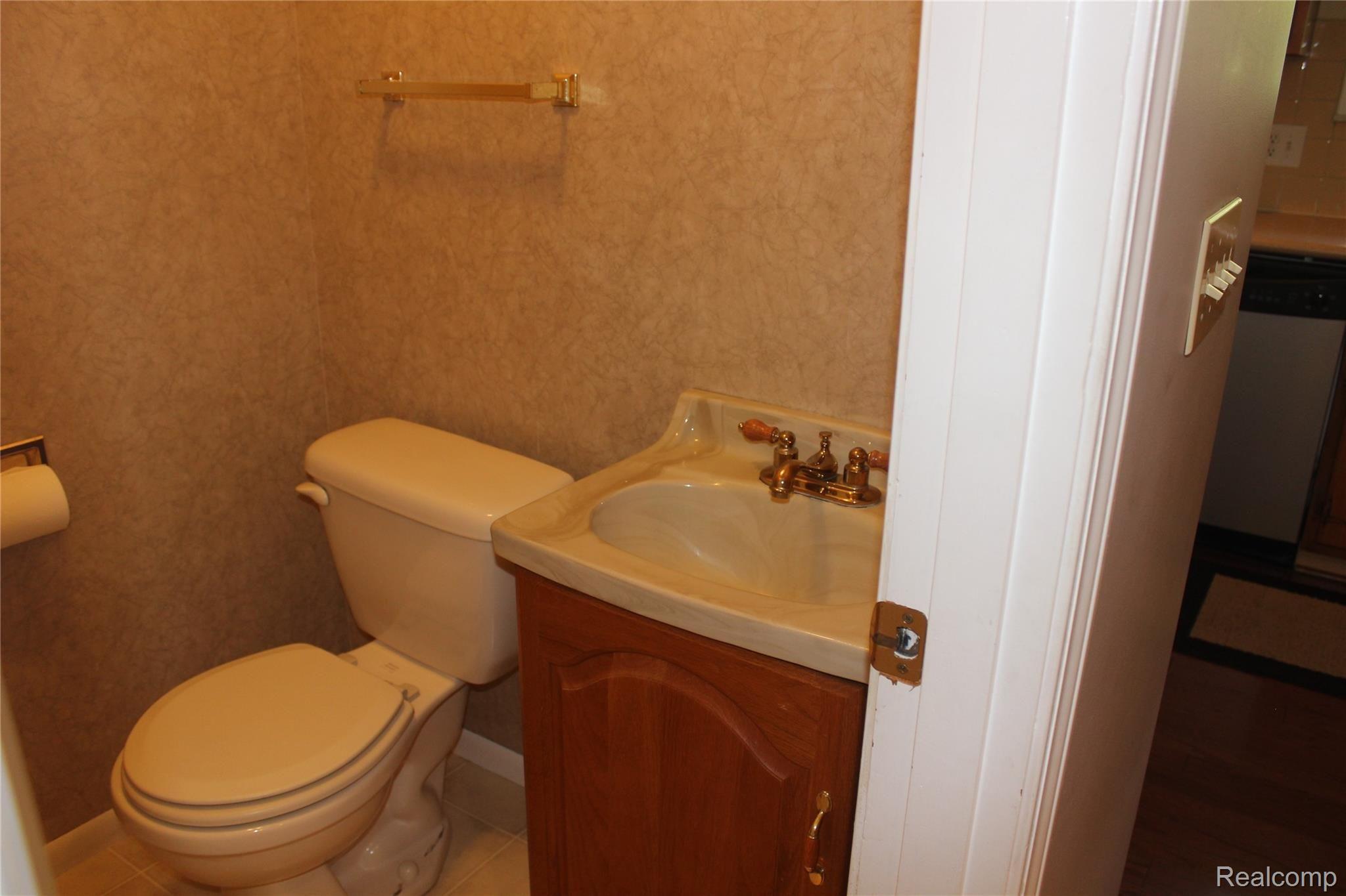 6095 Walsh Road Dexter, MI 48130 - Photo 15 of 35 Powder room