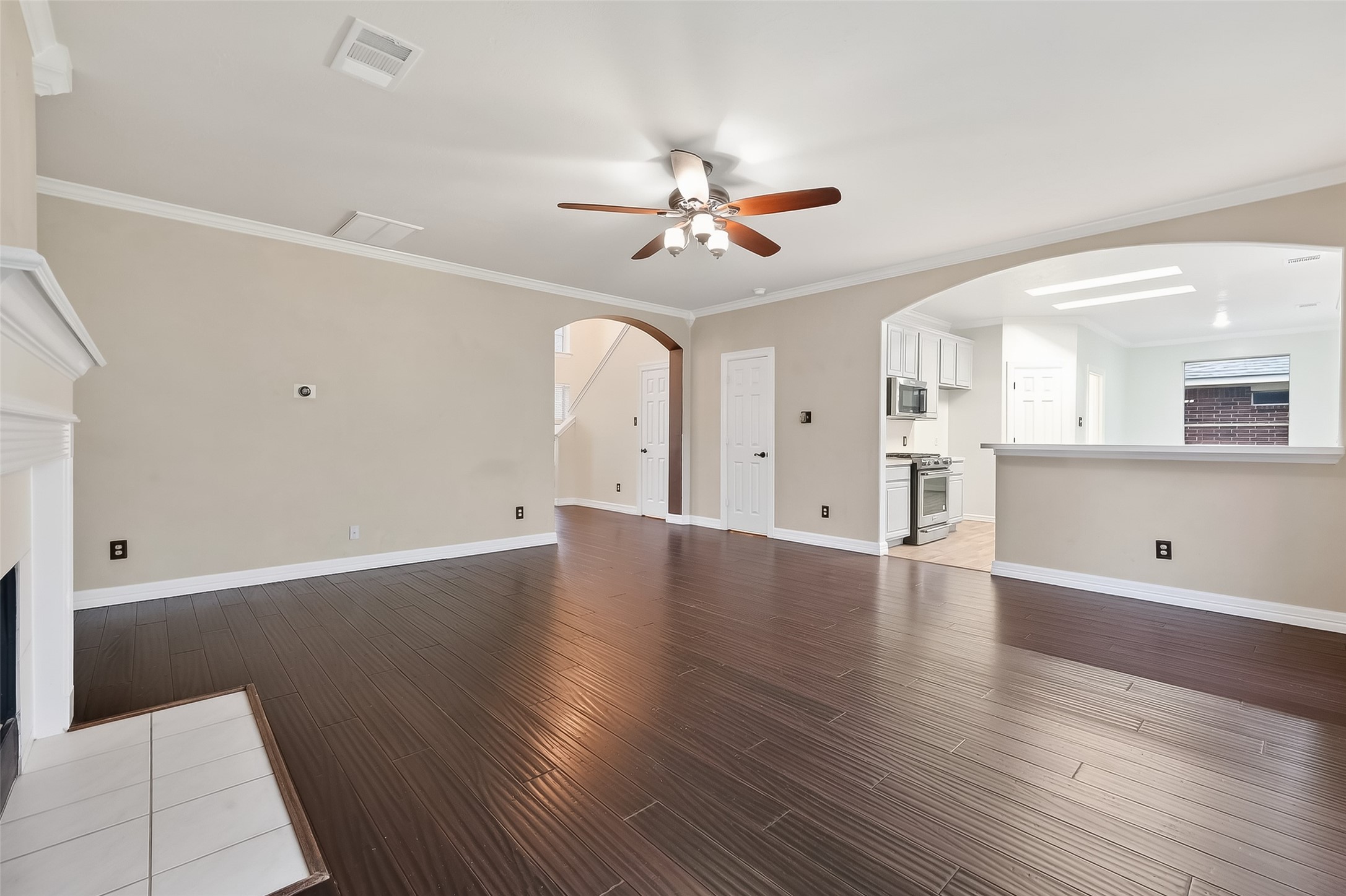 2423 Floral Ridge Drive Spring, TX 77388 - Photo 6 of 44 Spacious main living area with open flow to the kitchen and breakfast bar.