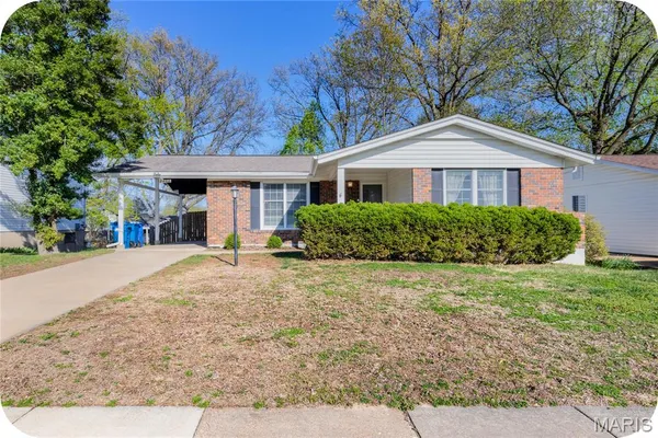 $300,000 | 2402 Wesglen Estates Drive, Maryland Heights, MO 63043