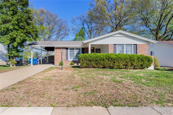 $285,000 | 2402 Wesglen Estates Drive, Maryland Heights, MO 63043