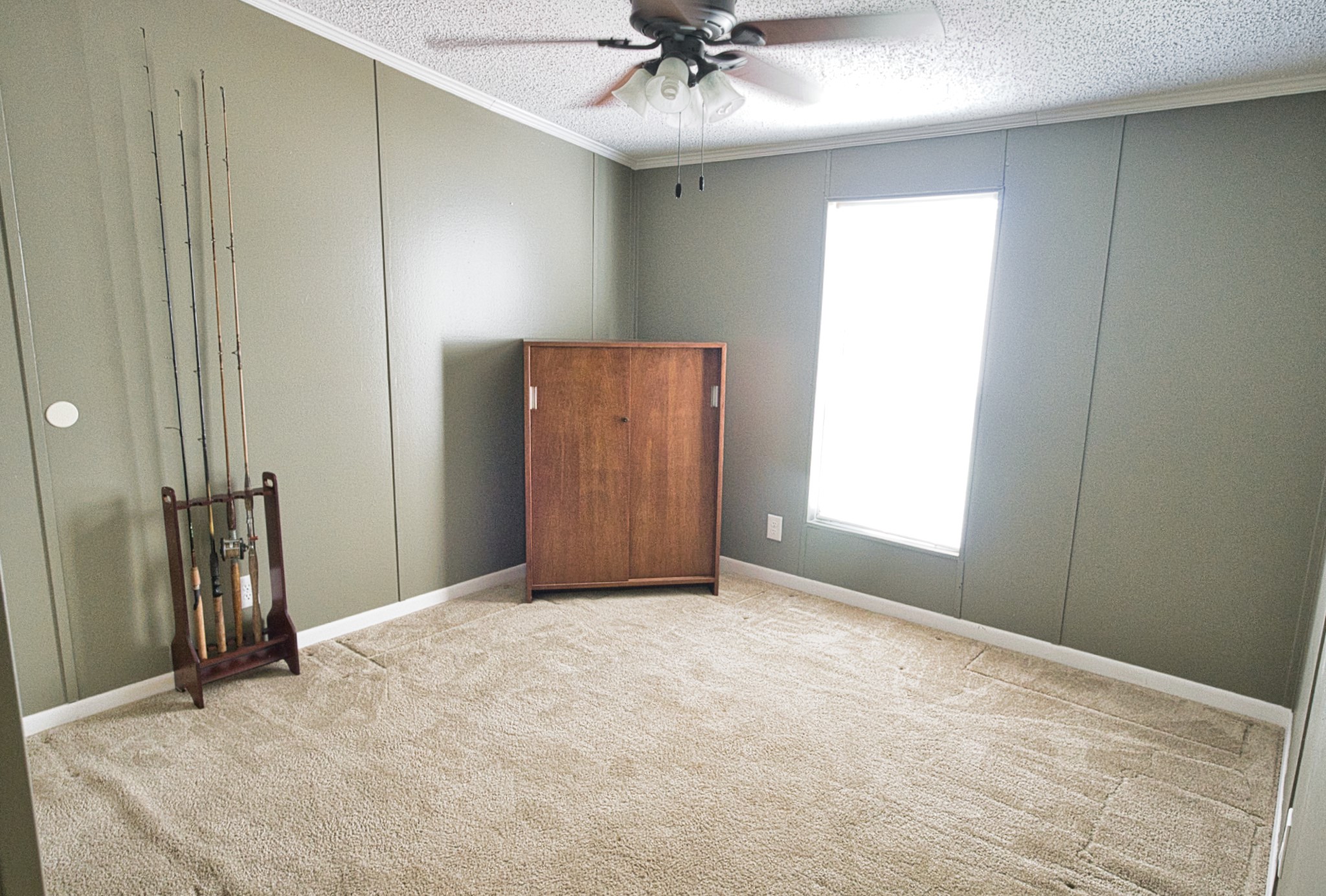 5582 County Road 469 Brazoria, TX 77422 - Photo 19 of 32 an empty room with a ceiling fan and closet area