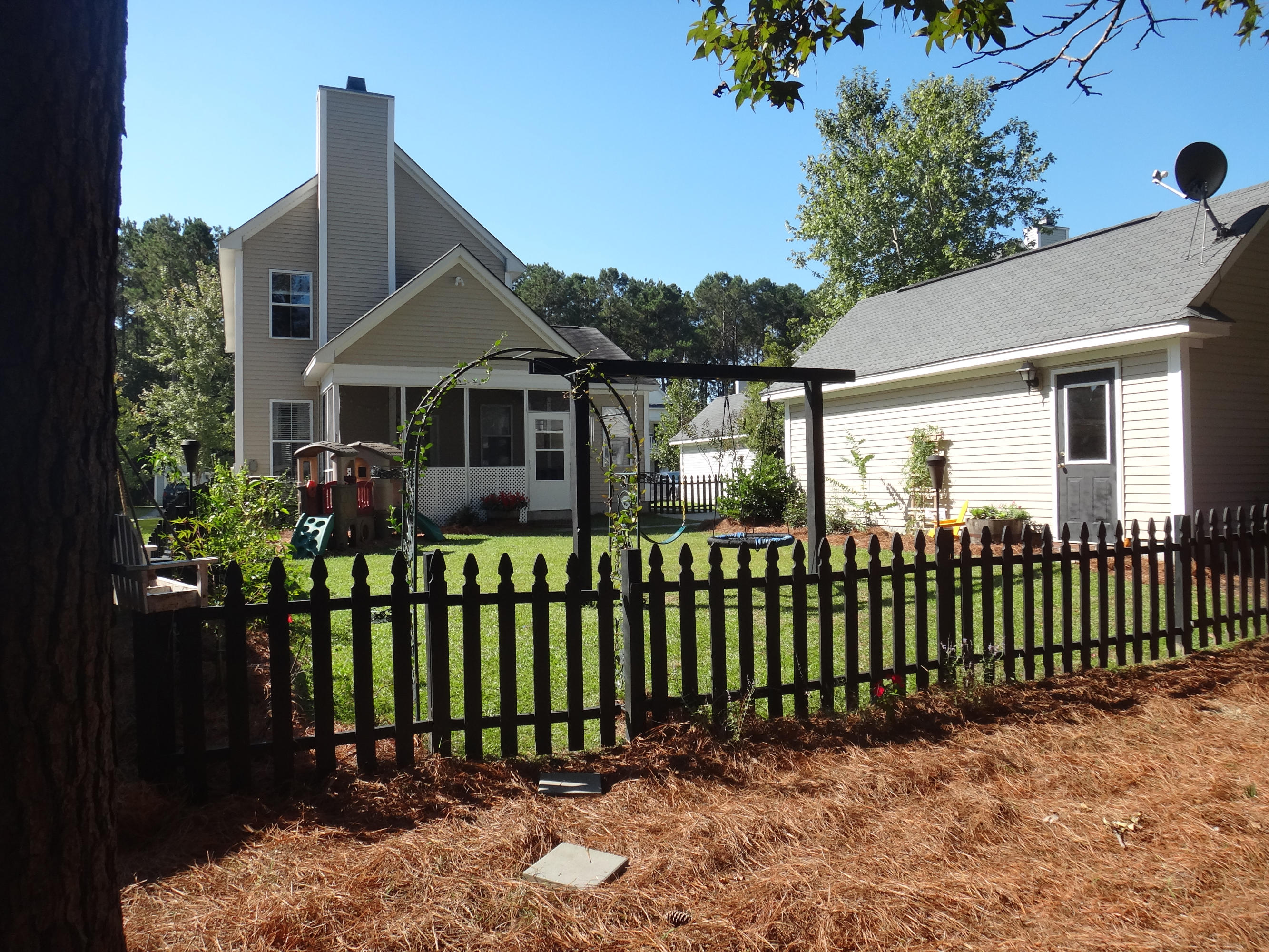 3260 Beaconsfield Road Mount Pleasant, SC 29466 - Photo 23 of 32 Fenced Yard