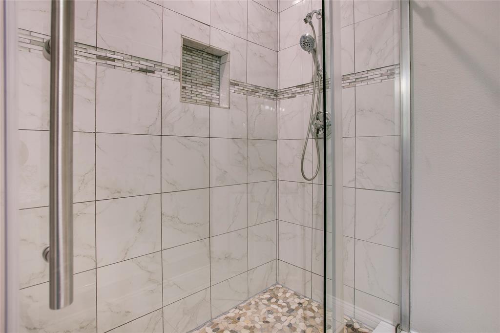 834 South Polk Street Dallas, TX 75208 - Photo 20 of 38 a bathroom with a shower