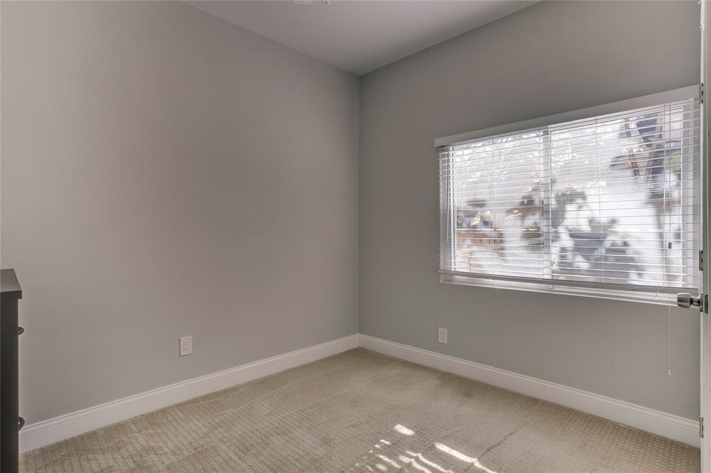 834 South Polk Street Dallas, TX 75208 - Photo 21 of 38 a view of empty room with window