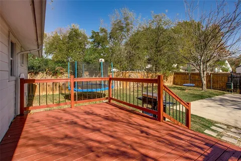 a view of backyard of the house