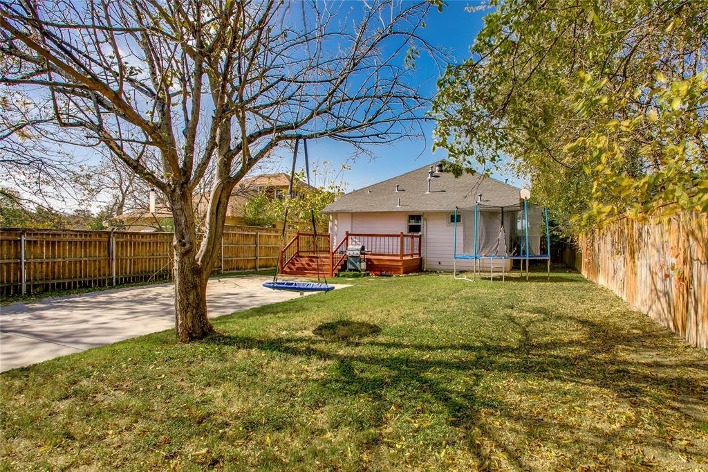 834 South Polk Street Dallas, TX 75208 - Photo 36 of 38 a front view of a house with garden
