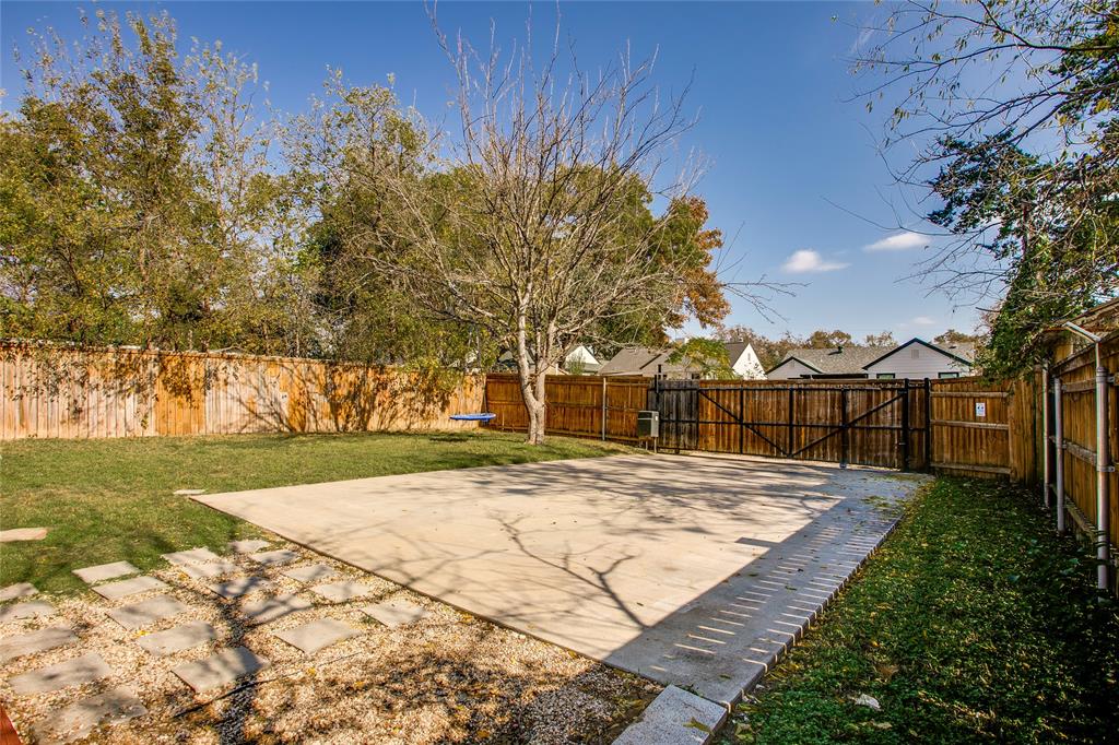 834 South Polk Street Dallas, TX 75208 - Photo 37 of 38 a view of backyard of the house