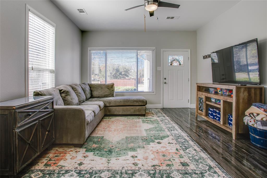 834 South Polk Street Dallas, TX 75208 - Photo 7 of 38 a living room with furniture and a flat screen tv