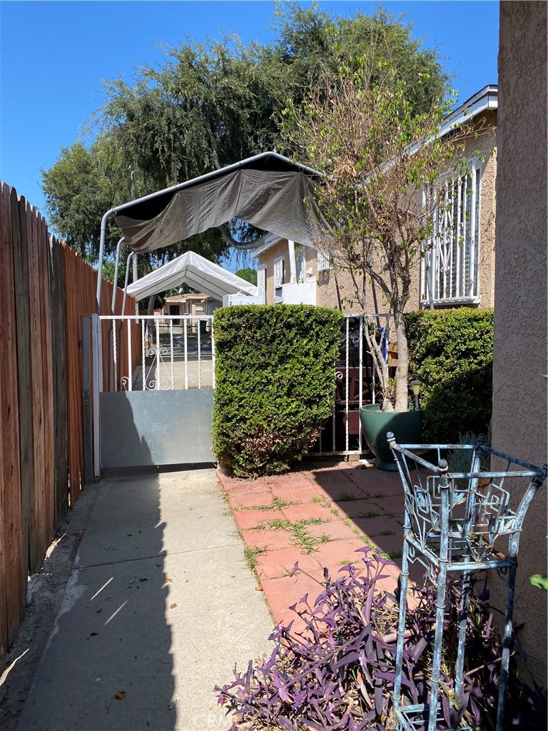 5846 Gardenia Avenue Long Beach, CA 90805 - Photo 19 of 26 a patio with table and chairs and potted plants