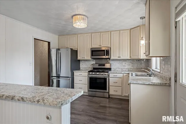 $240,000 | 30571 Walnut Drive, Girard, IL 62640