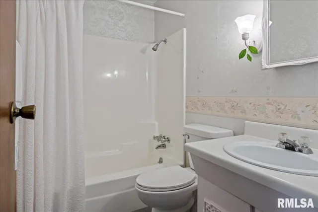 $240,000 | 30571 Walnut Drive, Girard, IL 62640