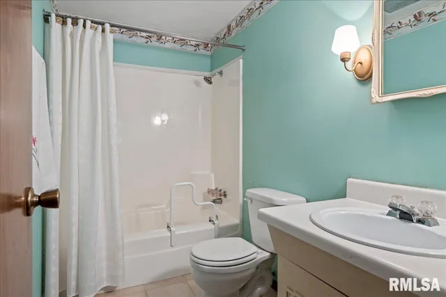 $240,000 | 30571 Walnut Drive, Girard, IL 62640