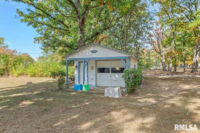 $240,000 | 30571 Walnut Drive, Girard, IL 62640