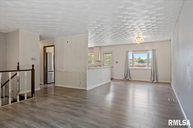 $240,000 | 30571 Walnut Drive, Girard, IL 62640