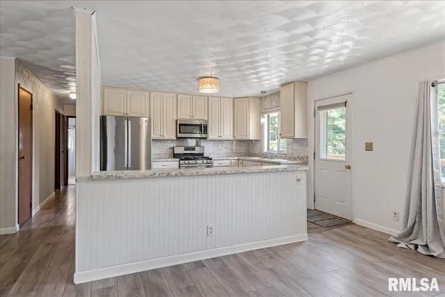 $240,000 | 30571 Walnut Drive, Girard, IL 62640