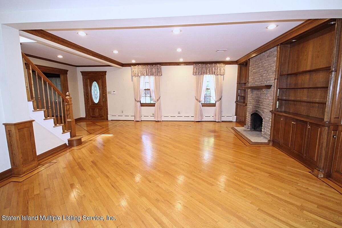 35 Beebe Street Staten Island, NY 10301 - Photo 8 of 33 Beebe Living Room 3