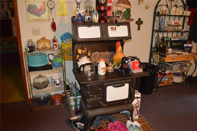 517 Second Plumb Road Belvidere, TN 37306 - Photo 8 of 20 a room with lots of furniture and clutter