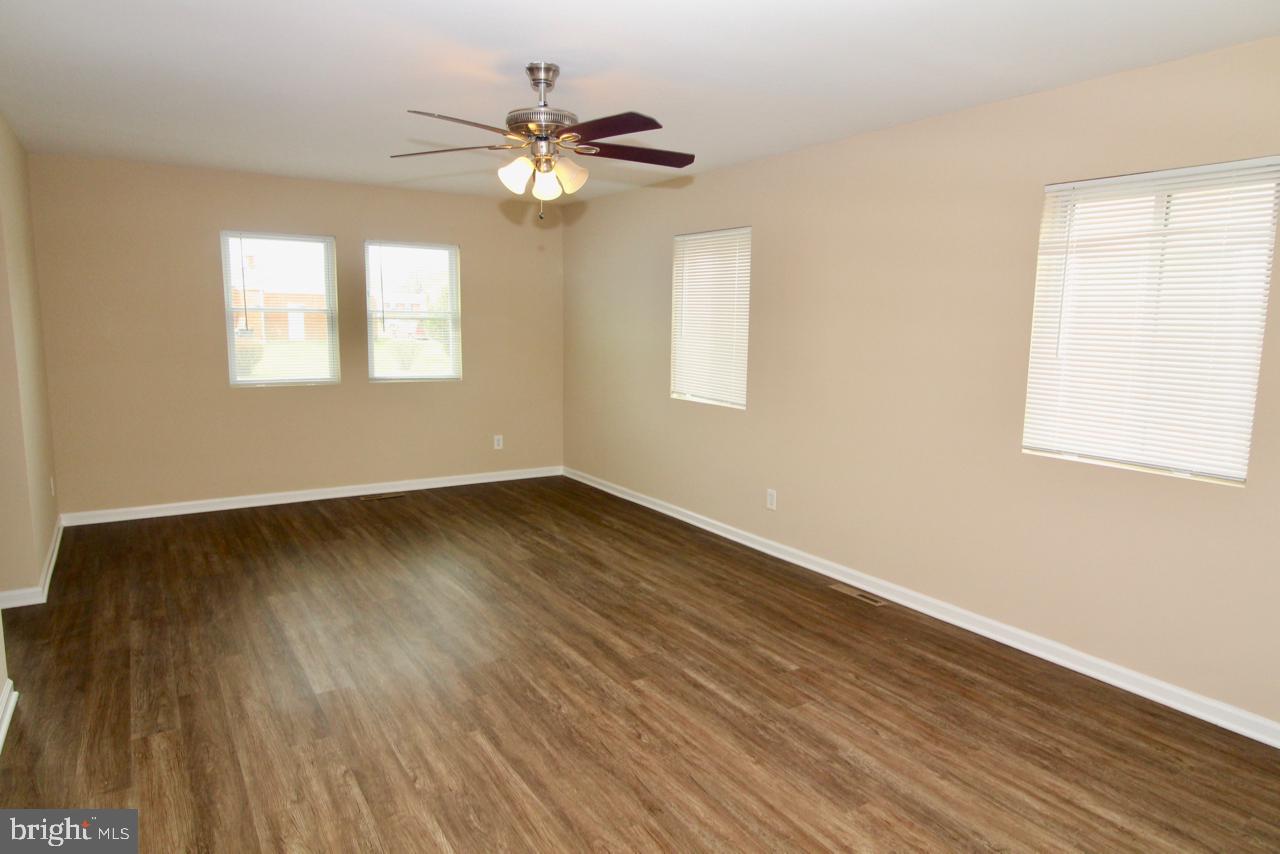 521 Nimitz Road Dover, DE 19901 - Photo 8 of 28 Living Room