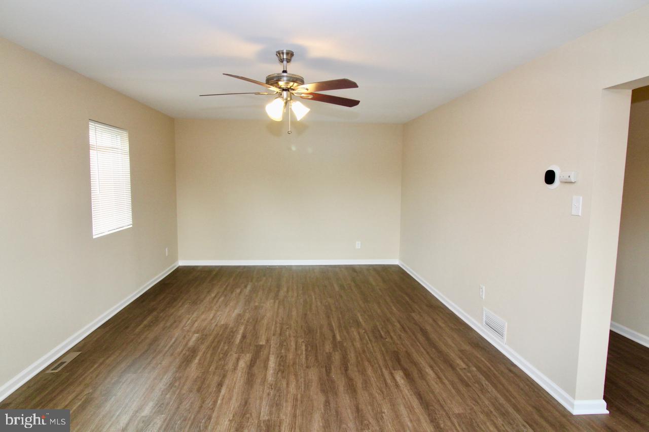 521 Nimitz Road Dover, DE 19901 - Photo 10 of 28 Living Room