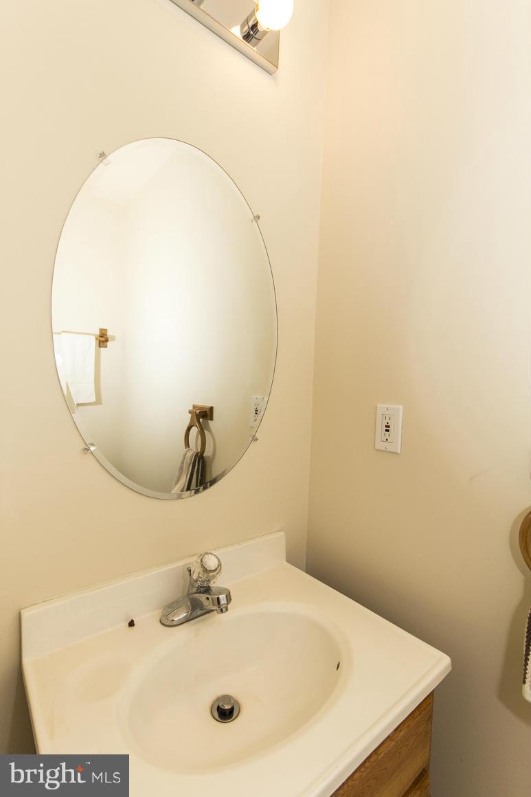 401 Chadford Road Baltimore, MD 21212 - Photo 3 of 24 Entry Powder Room