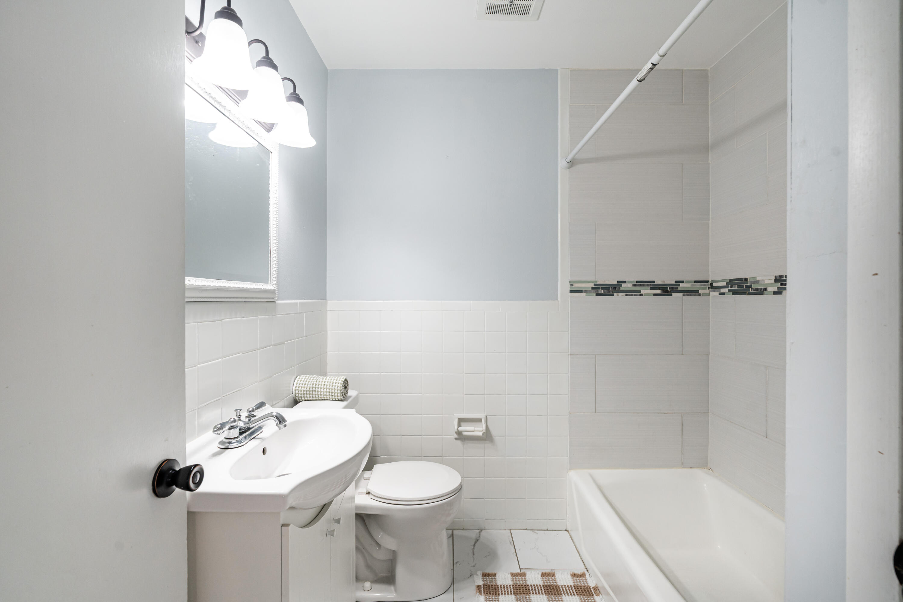 8584 West Appleton Avenue, Unit P Milwaukee, WI 53225 - Photo 17 of 33 Full Bath