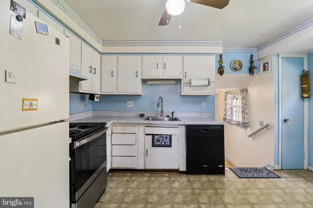 a view of entryway and hall