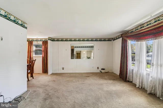 a view of a livingroom with furniture and a ceiling fan