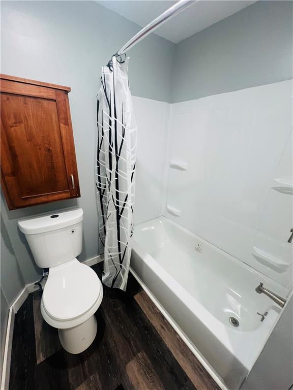 262 Adams Street Pittsburgh, PA 15221 - Photo 18 of 26 a bathroom with a toilet a sink and bathtub