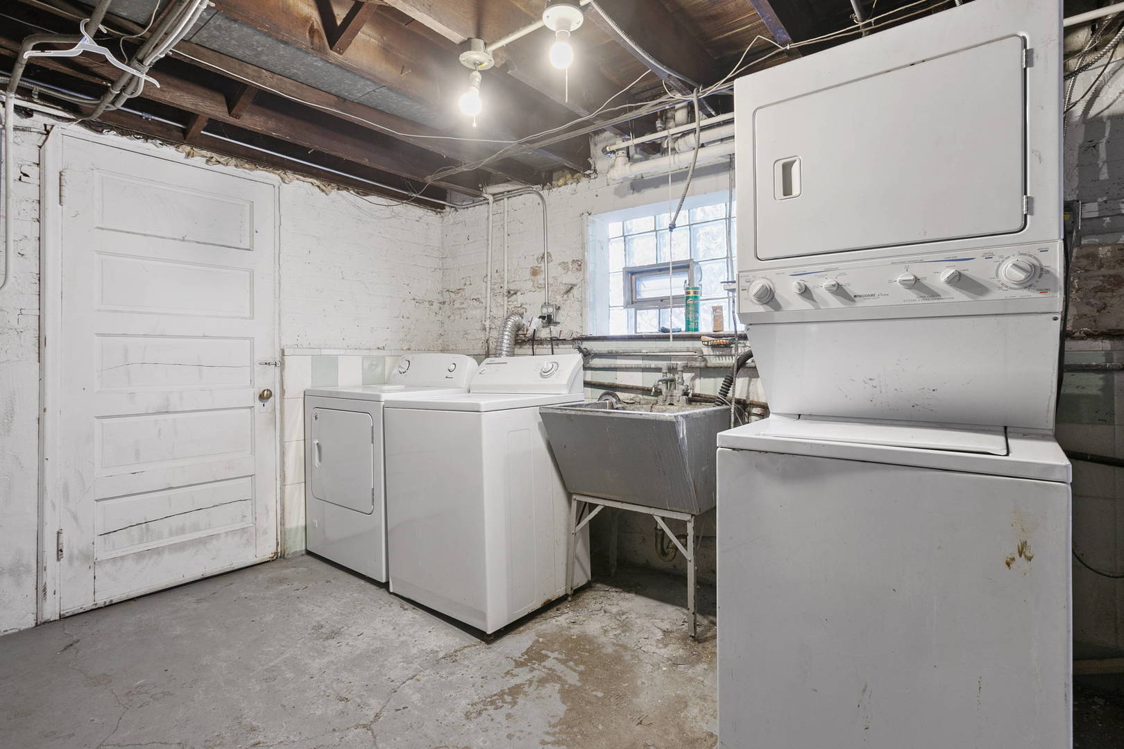 6133 West Rosedale Avenue Chicago, IL 60646 - Photo 4 of 11 a utility room with dryer and washer