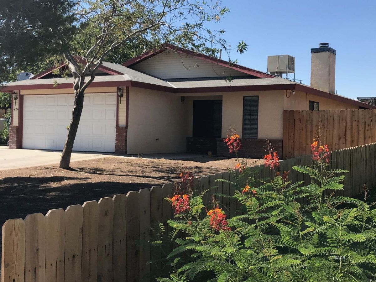 824 Charles Court Ridgecrest, CA 93555 - Photo 1 of 1 a front view of a house with yard