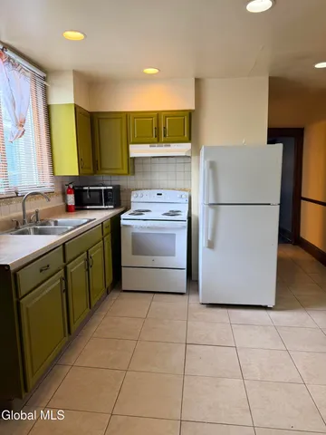 $1,600 | 90 Woodlawn Avenue, Unit 2, Albany, NY 12208