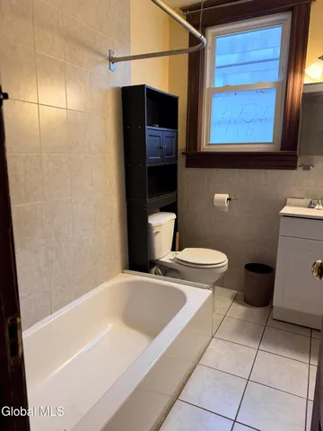 $1,600 | 90 Woodlawn Avenue, Unit 2, Albany, NY 12208