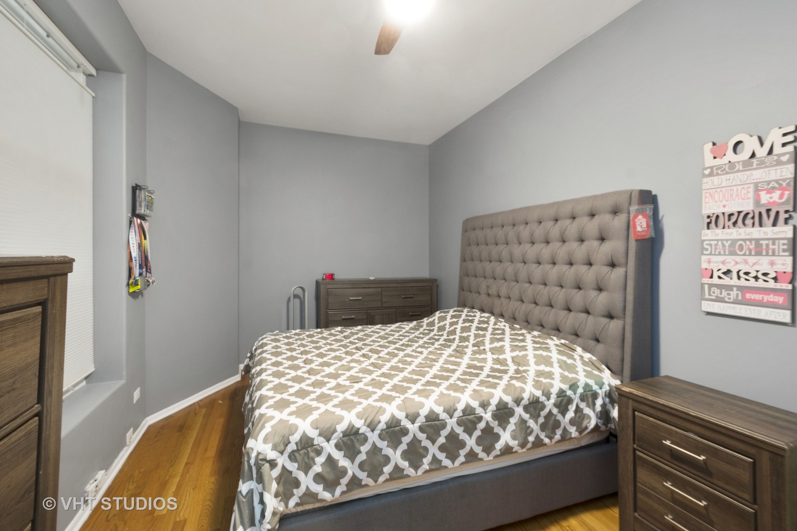 4530 South Prairie Avenue, Unit 1N Chicago, IL 60653 - Photo 5 of 11 a bedroom with a bed and a painting on the wall