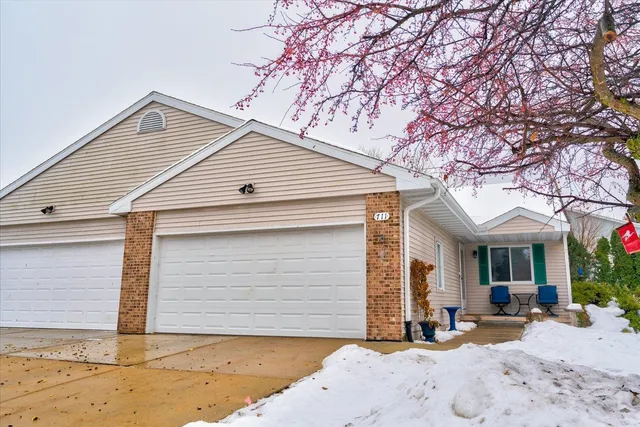 $339,900 | 711 Kensington Square, Stoughton, WI 53589