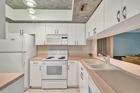 $189,000 | 3000 Northeast 48th Street, Unit 206, Fort Lauderdale, FL 33308